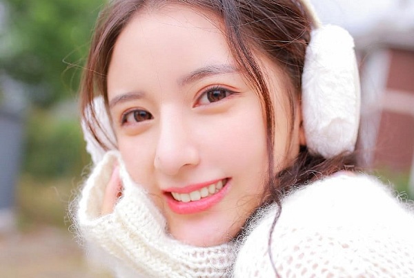才艺主播在春雨直播进行唱歌表演